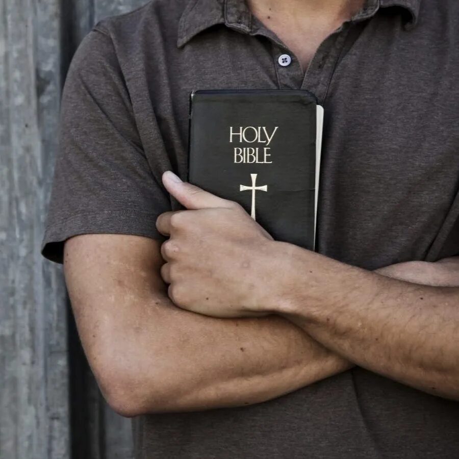 Бывший муж библия. Мужчина с Библией. Библия в руках. Человек с Библией в руках. Мужчина христианин.