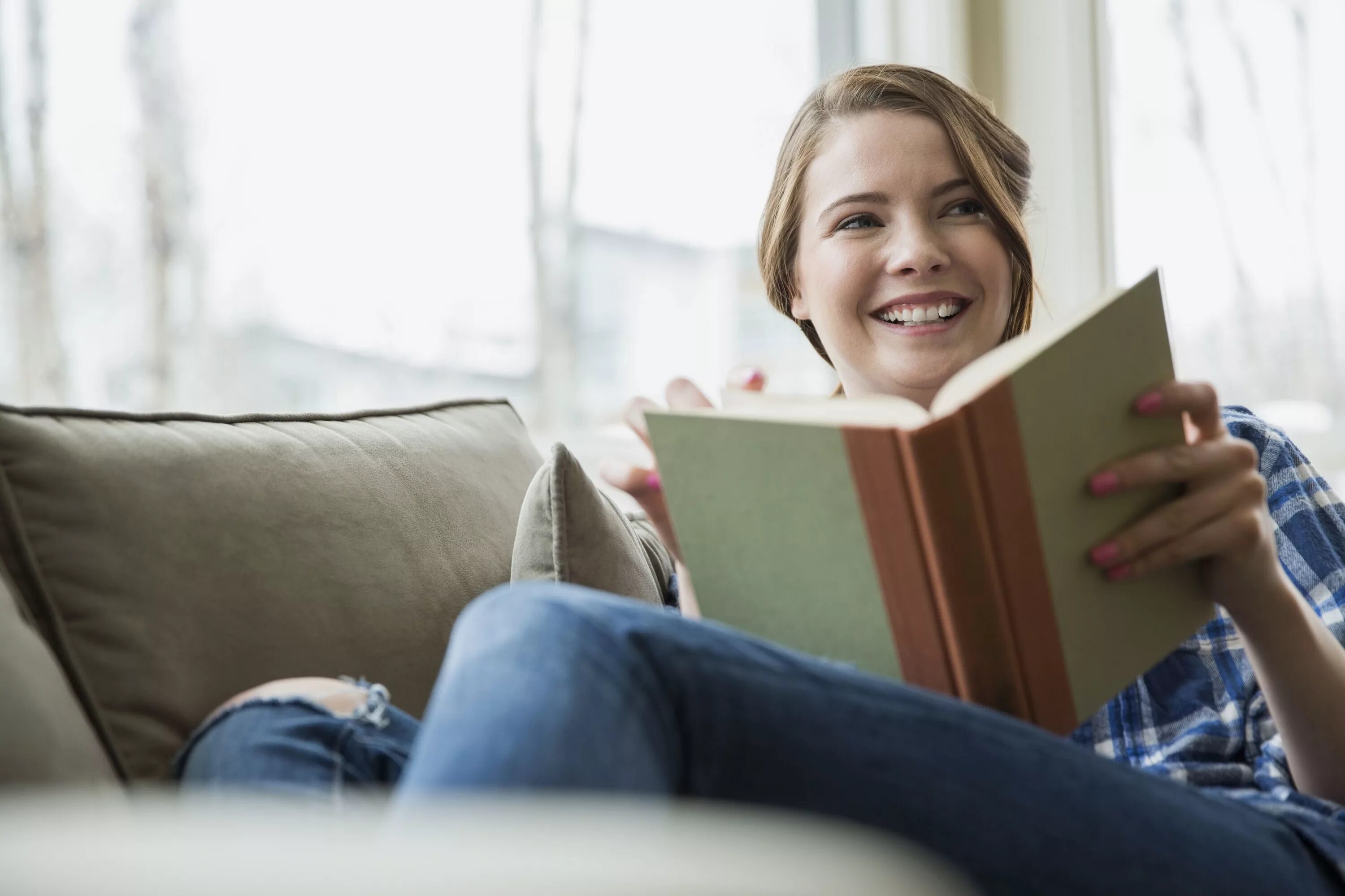 She reads magazines. Женщина с книгой. Чтение книг. Довольная женщина с книгой. Читает и улыбается.