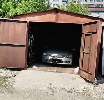 В 4 гаражах стоят автомобили