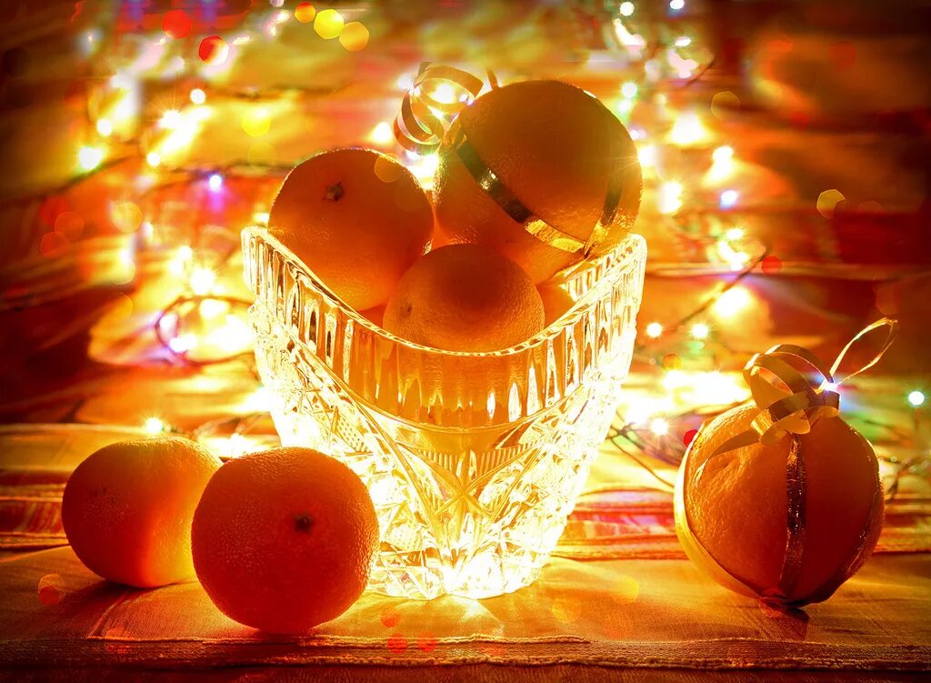 праздничное настроение синоним. новогодний мандарин. новогодняя елка с подарками. рождество. мандариновое настроение.