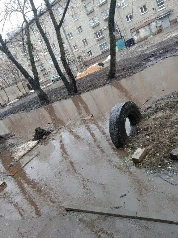 Новости липецка город 48. Дворы многоквартирных домов. Лужа возле подъезда. Двор без ливневки. Лужа перед подъездом.