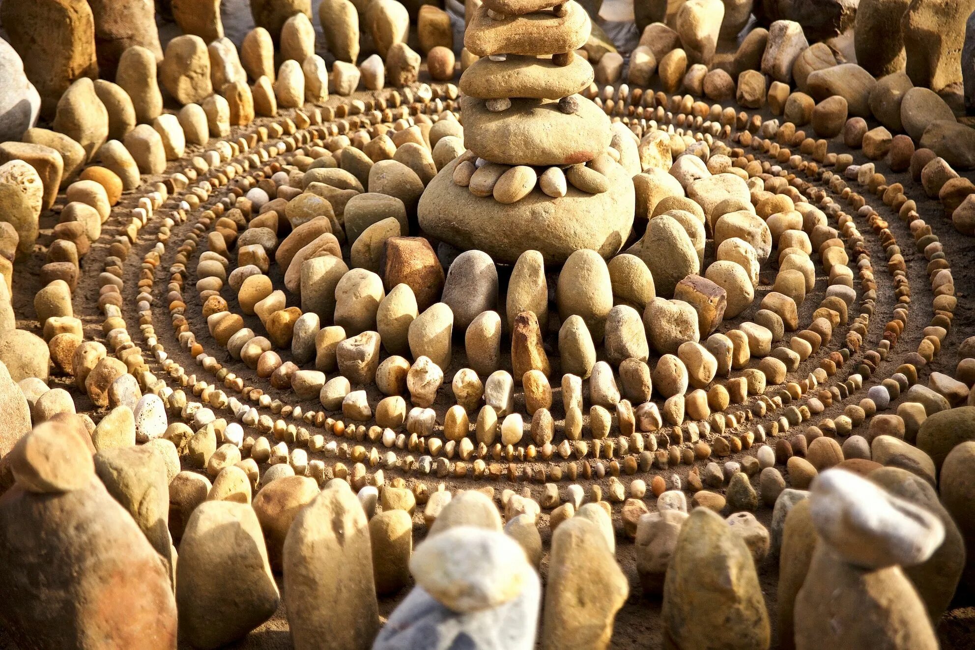 Natural materials. Инсталляция из камней. Мандалы из камней на песке. Мандала из природных материалов. Инсталляции из камней на даче.