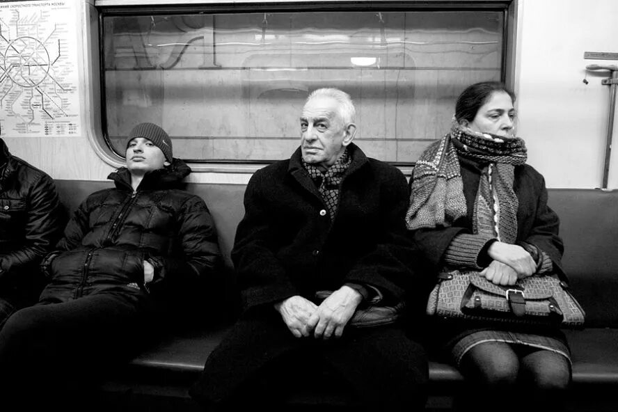 Пожилые люди в метро