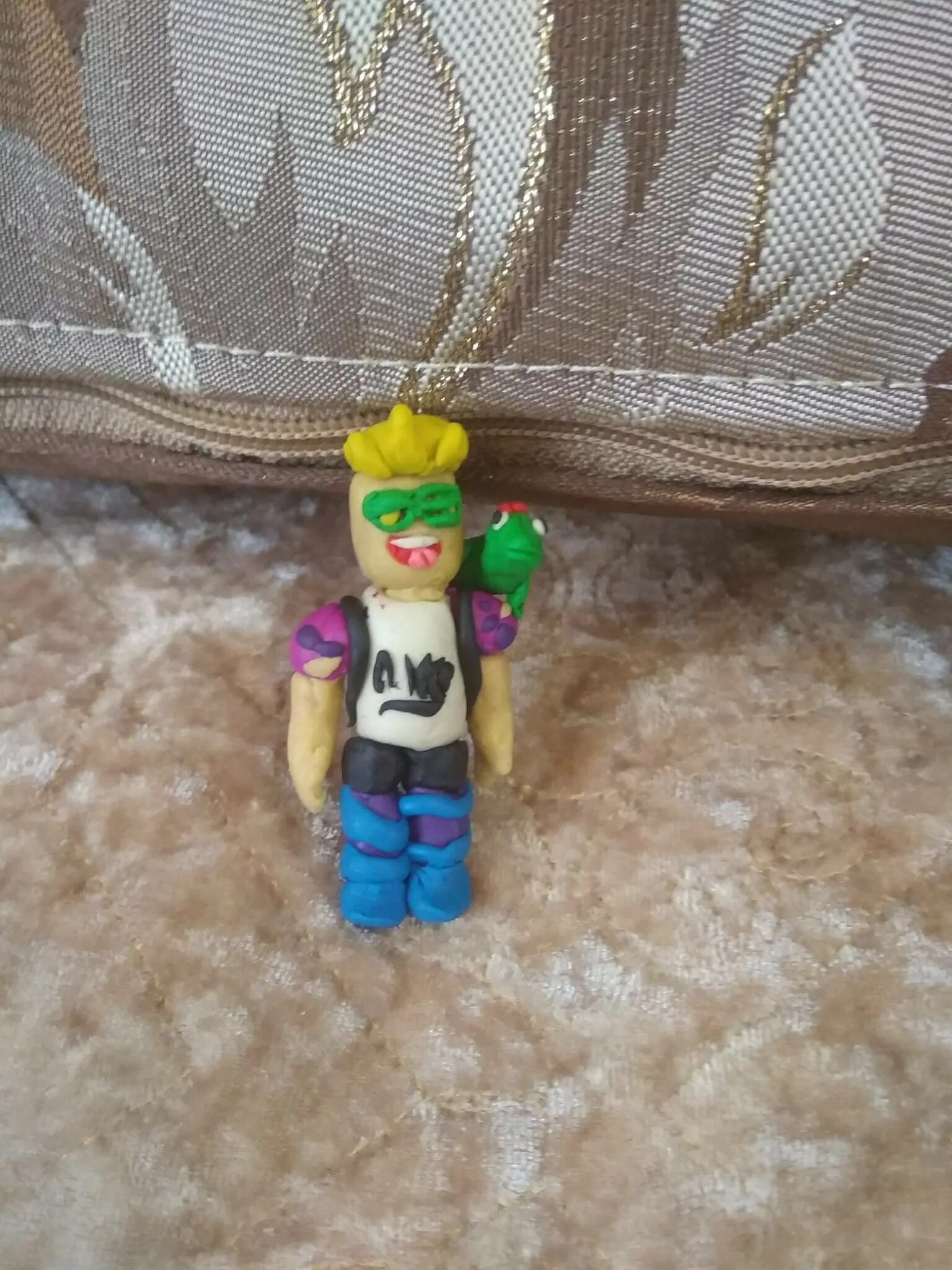 Лепим роблокс. Пластилиновые человечки из роблокса. Пигги роблокс из пластилина. Роблокс из пластилина. Лепим роблокс.