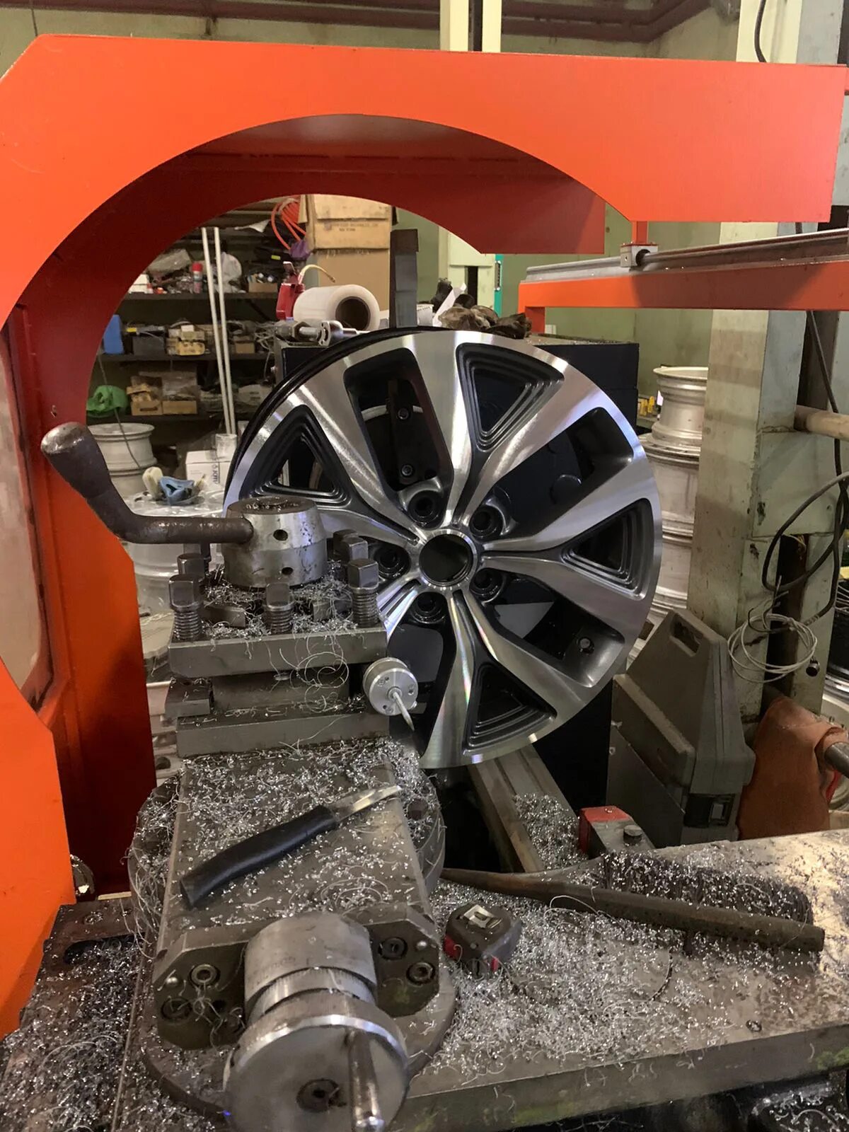 Алмазная проточка литых дисков. Станок алмазной проточки дисков эльбор. Алмазная проточка дисков. Алмазная проточка дисков до после. Проточка канта диска.