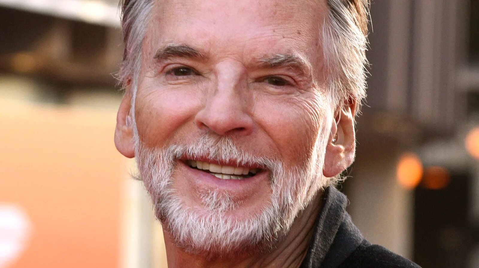 Кенни логгинс. Danger zone кенни логгинс. kenny loggins danger. лу кенни 60 лет.