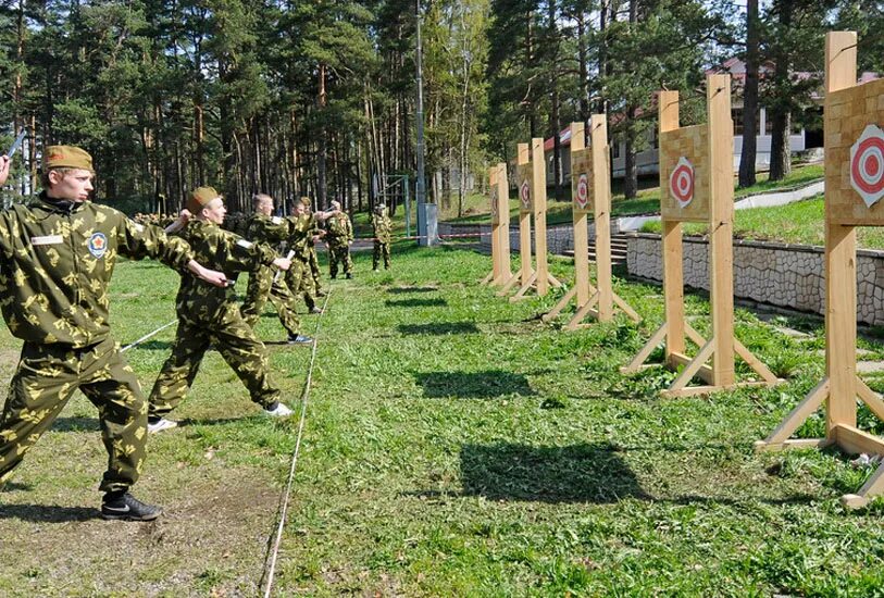 Военно спортивное общество. Солдаты на полосе препятствий. Военная полоса препятствий. Спортивная полоса препятствий. Военная полоса препятствий для детей.