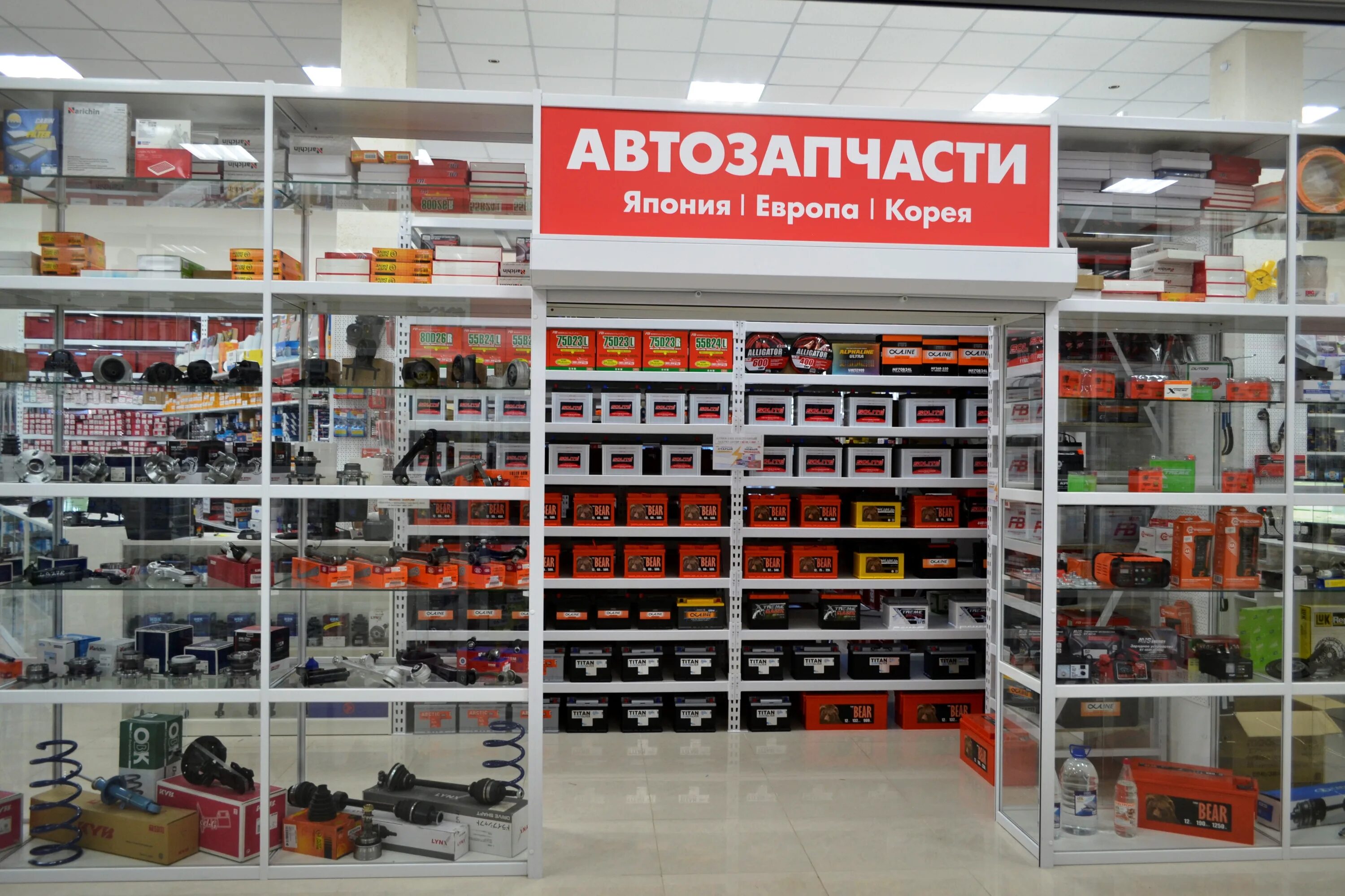 Интерьер магазина запчастей. Магазин автоаксесуаров. Необычные автомагазины. Магазины дешевых авто. Магазины дешевых авто.