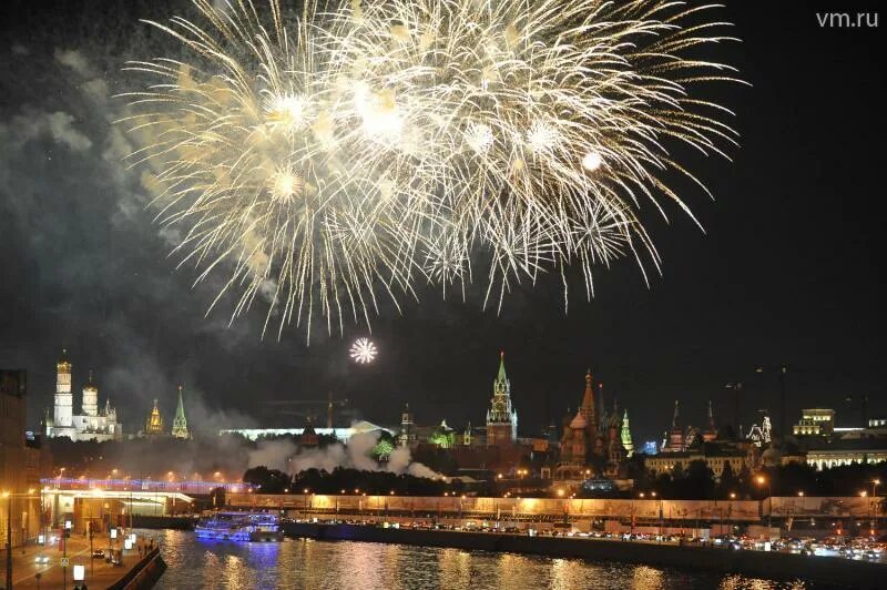 Праздничный салют. Салют 9 мая москва. Салют победы на красной площади. Салют "красная площадь". 23 февраля салют поклонная гора.