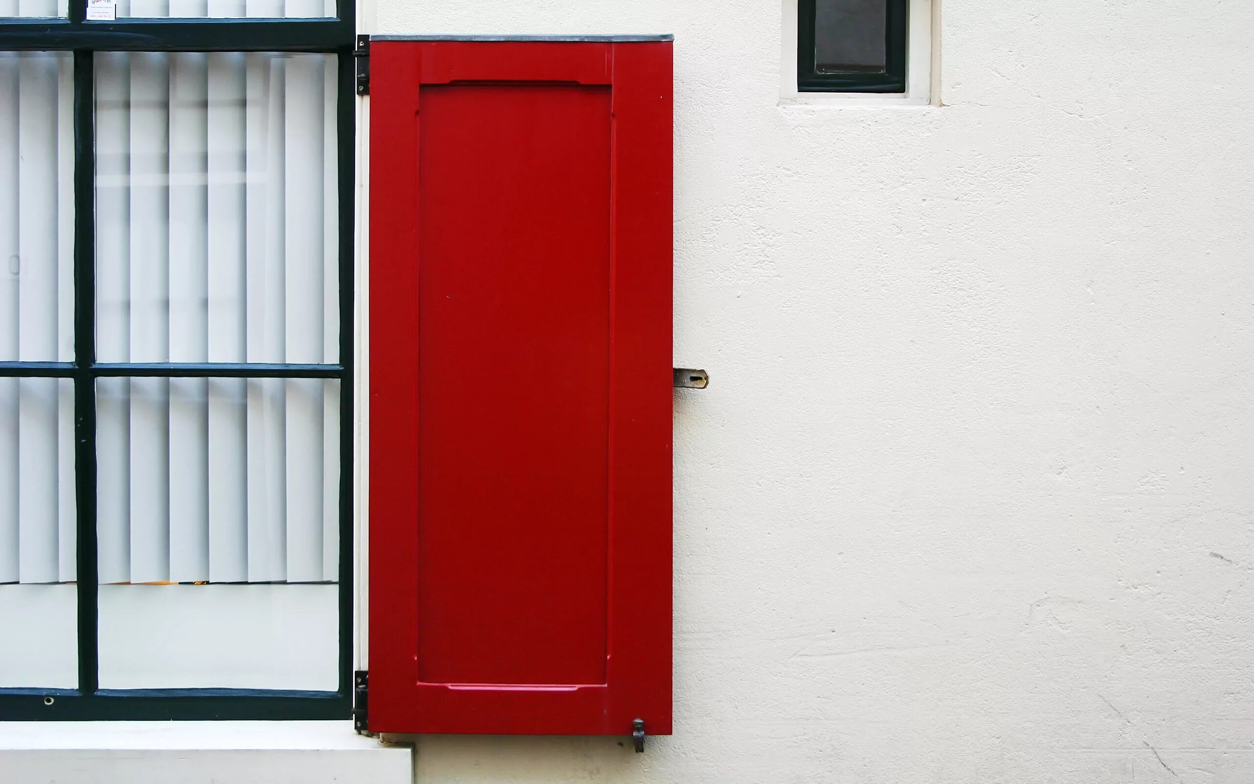 Красная дверь в интерьере. Красная металлическая дверь. Красная пластиковая дверь. Красная дверь в частном доме.