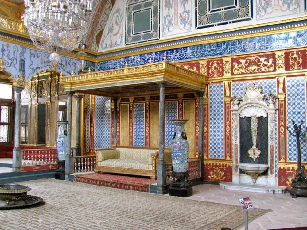 Где жили султаны. Дворец Топкапы в Стамбуле. Турция дворец Султана Сулеймана. Дворец Топкапы в Стамбуле Тронный зал.