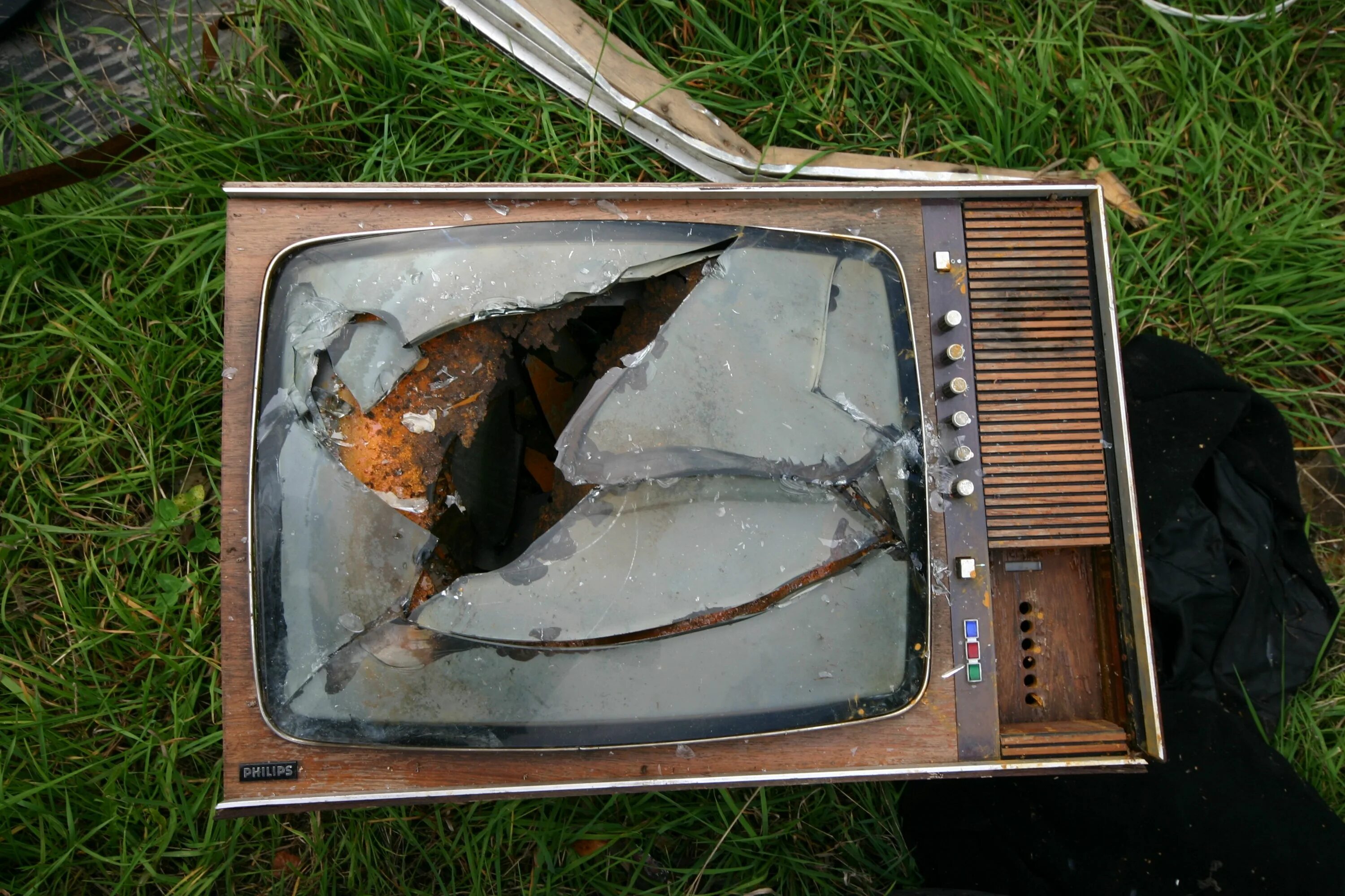 Разбитый телевизор. Разбитый старый телевизор. Старый сломанный телевизор. Телевизор старый раздолбанный.