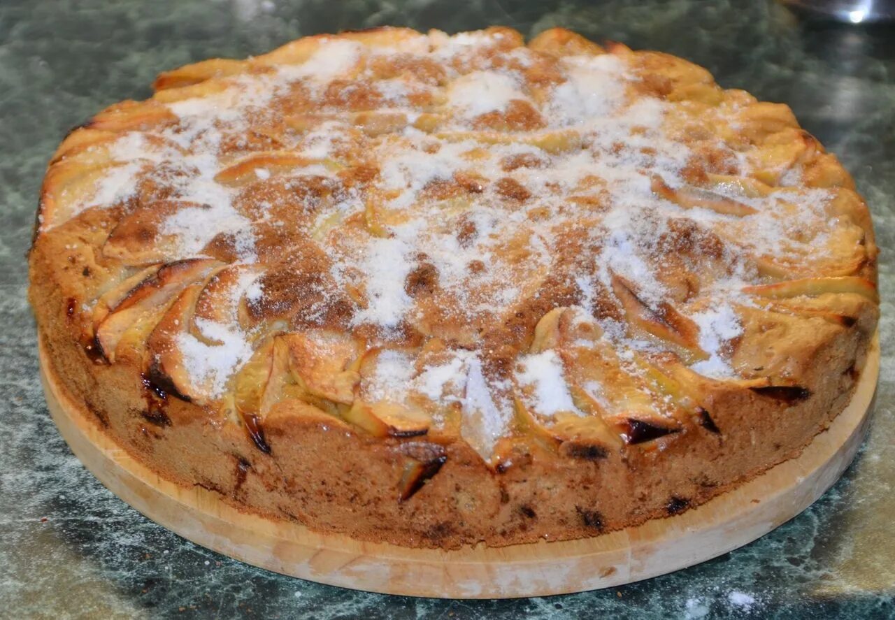 Пирог шарлотка с яблоками. Яблочный пирог на сметане. Рецепты приготовления легких пирогов