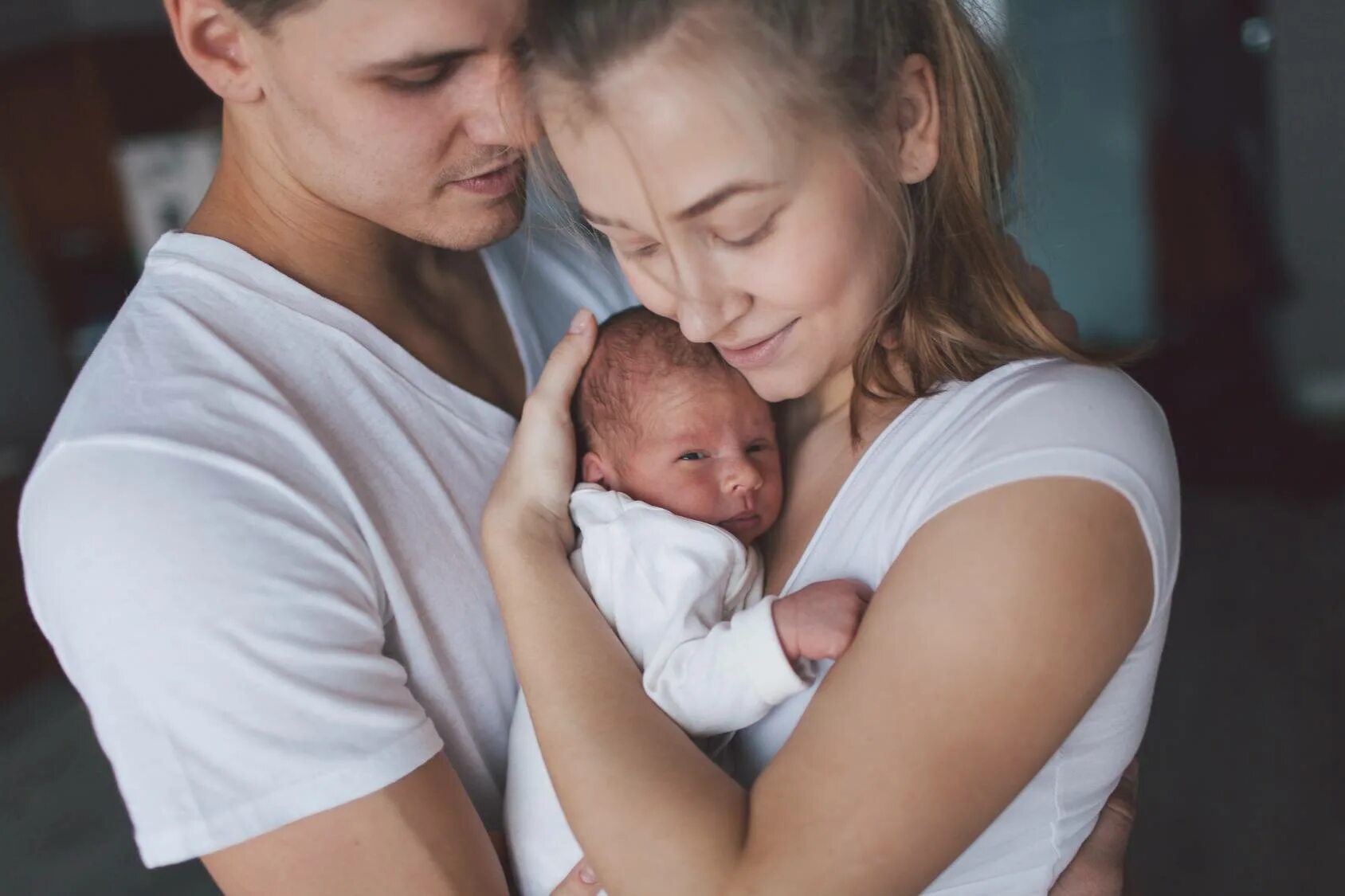 Младенец с родителями. Мать и новорожденный ребенок. Фотосессия с новорожденным ребенком и мамой. Стать мамой в 20