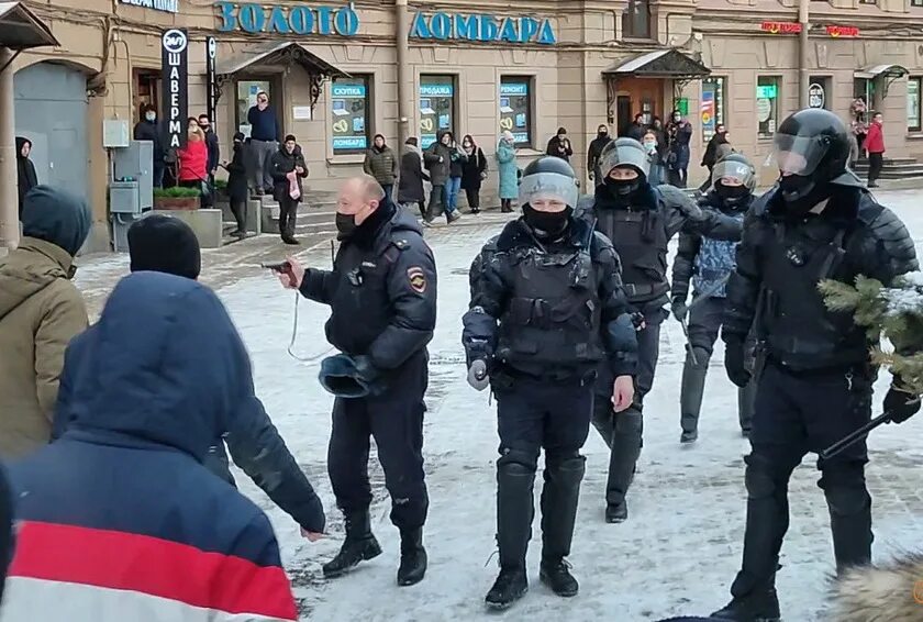 Политик нападение. Полицейский на демонстрации в России. Полиция Питера.