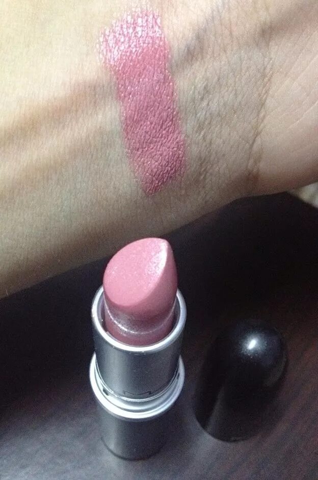 Mac frosted frenzy 2025. Помада mac frost lipstick angel. mac 420 помада свотчи. мак помада #327 пинк пауэр.