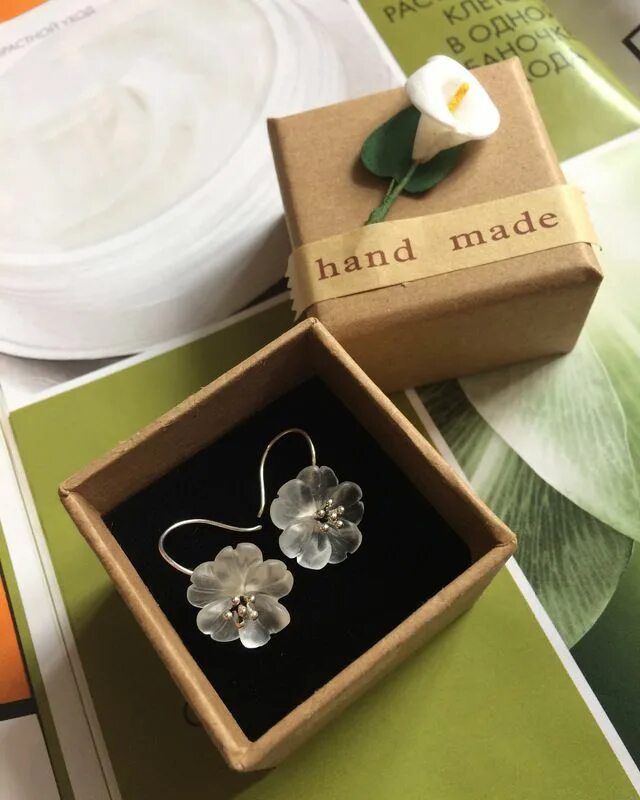 Сережки в коробочке. Сережки картье. Круглые серьги в коробочке. Золотое украшение жемчуг в коробочке. Красивые серьги в коробочке.