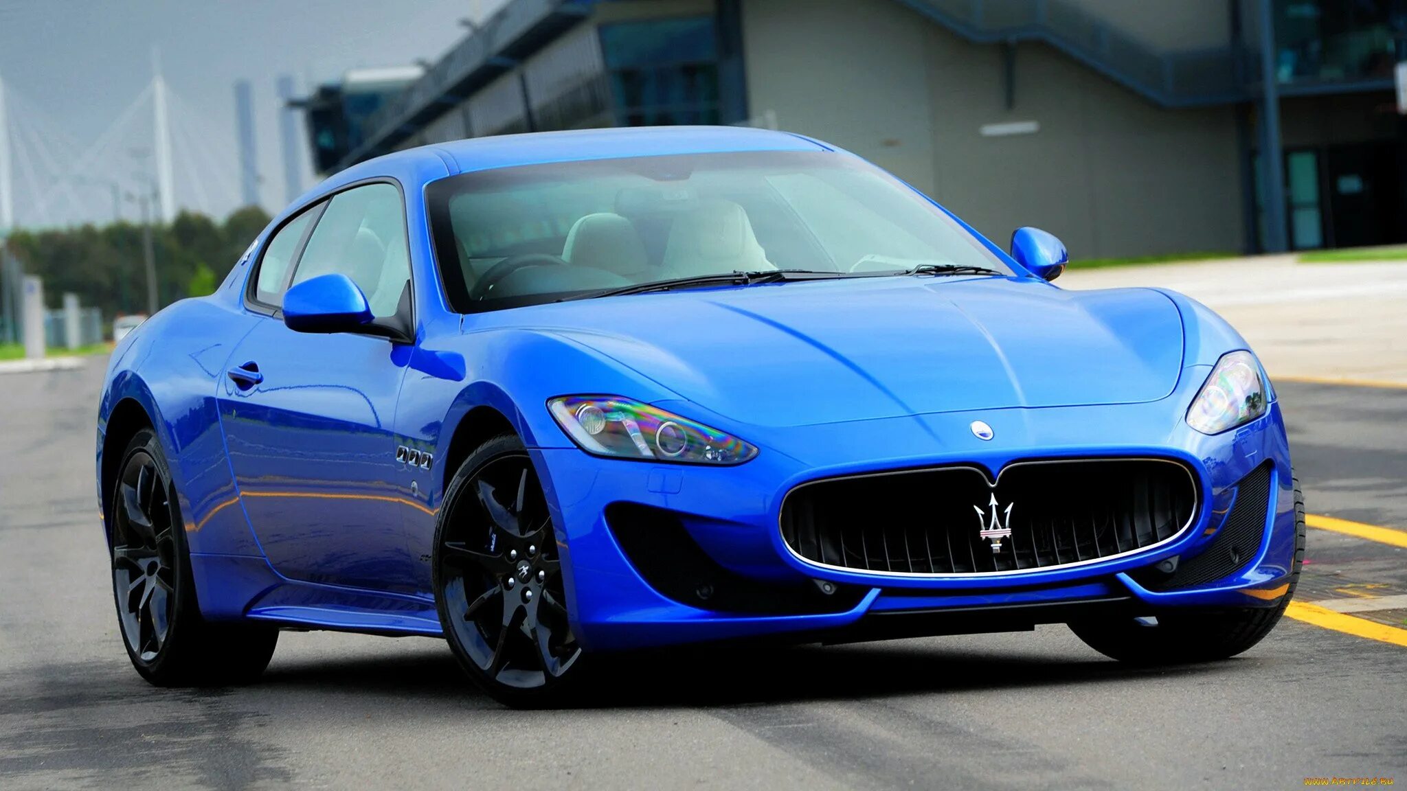 Включи синий машина. Мазерати. Maserati GRANTURISMO синий. Мазерати GRANTURISMO. Мазератти хэтчбек.