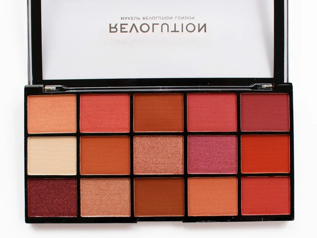 Makeup revolution friends you love me. Палетка революшн розовая. Revolution precious stone rose quartz. Мейкап революшен палетка золотая. Палетка make up revolution.