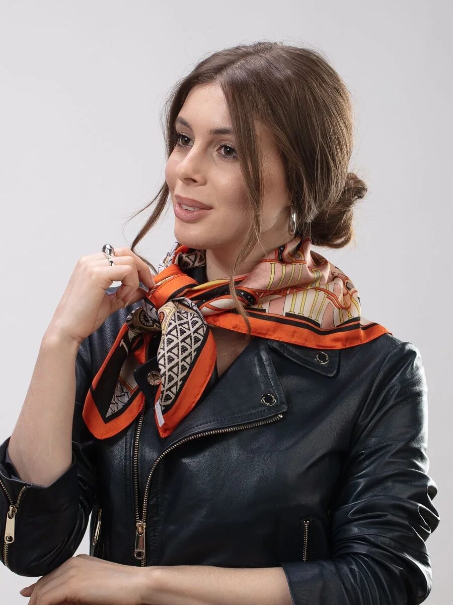 способы завязывания шарфов. завязать платок под куртку. способы завязывания платков на шее. завязать платок под куртку. шарф на шее.