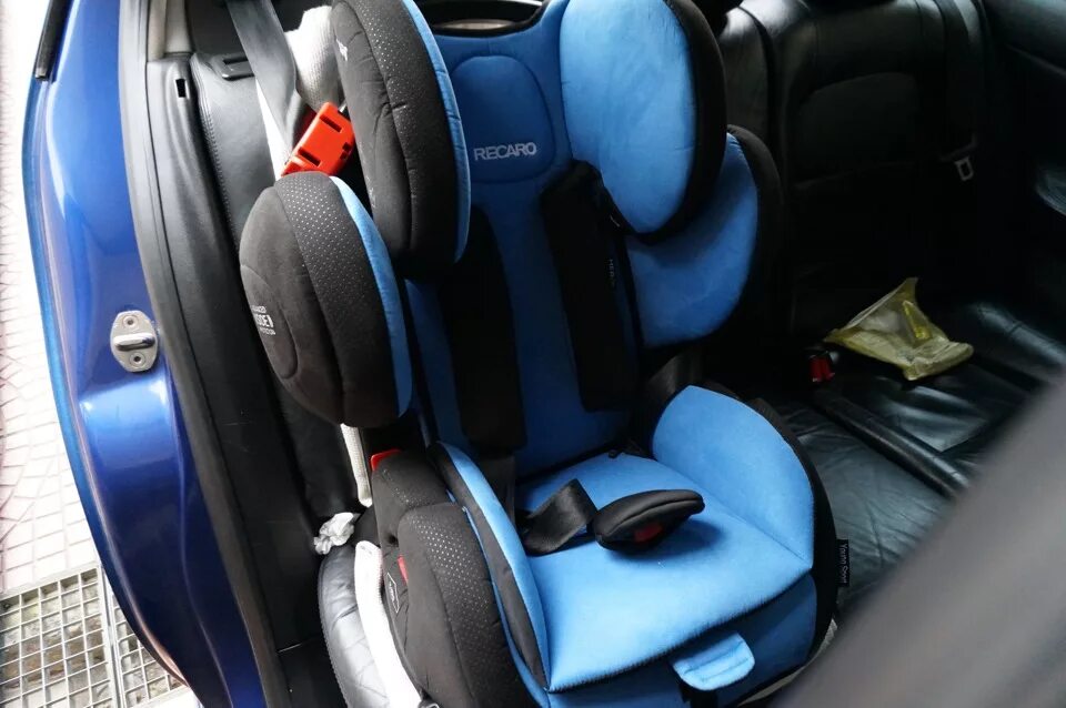 Young sport hero. Детское кресло рекаро. Детское кресло Recaro GTI. Recaro автокресло в Матиз. Детское спортивное автокресло.