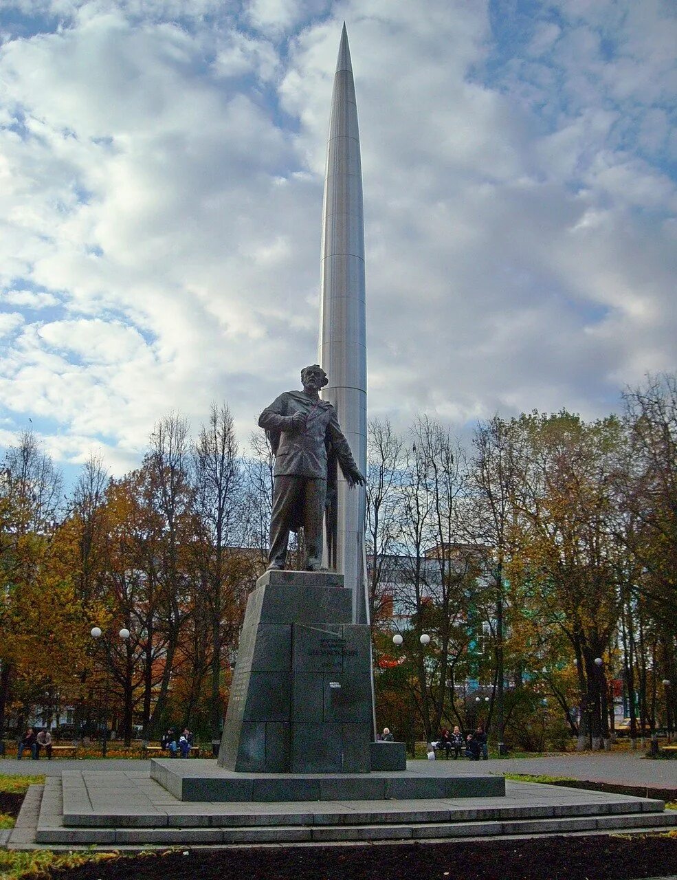 Какие памятники есть в калуге. Памятник Циолковскому в Калуге.