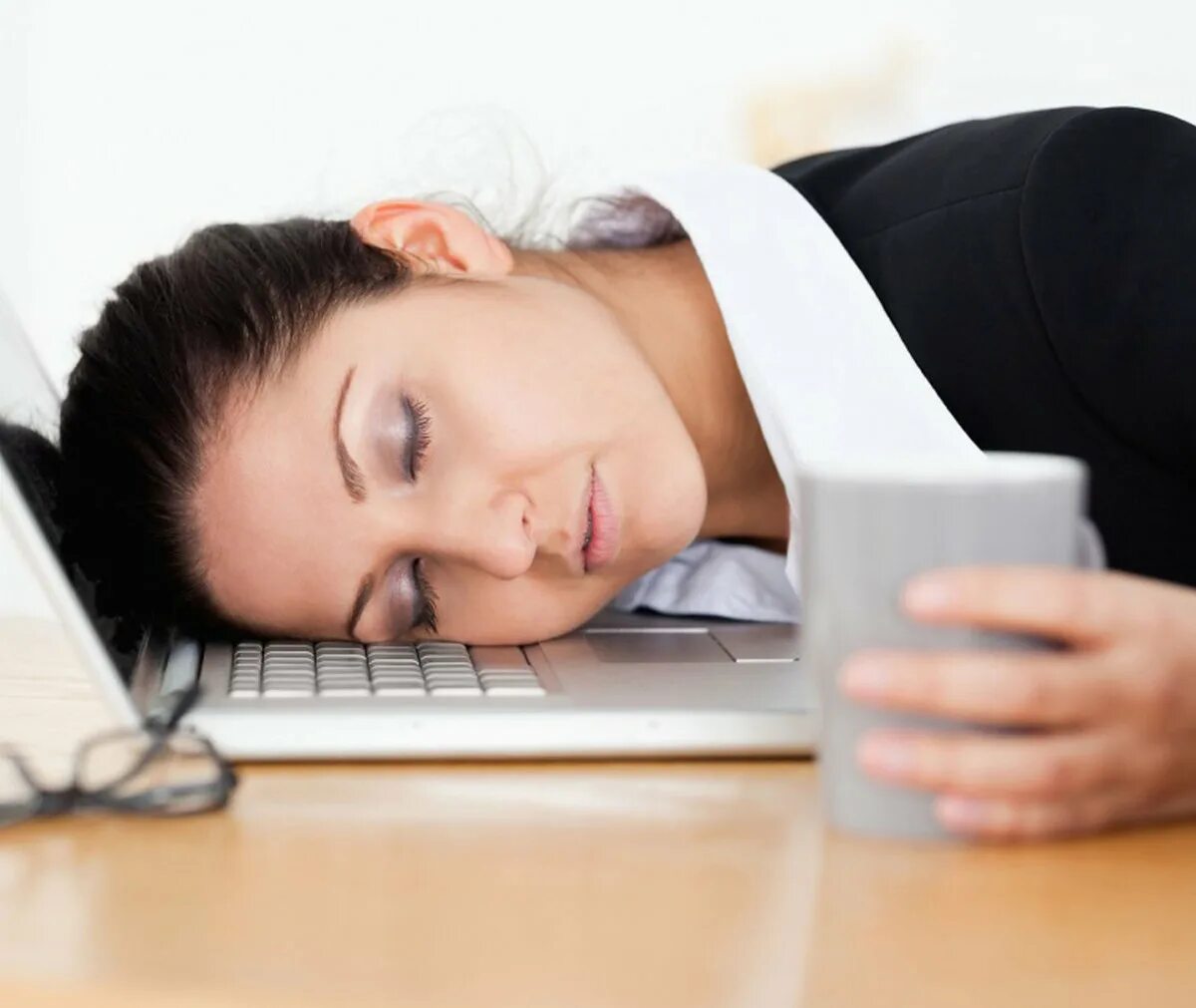 Усталость. Сонный работник. Уставшая женщина после работы
