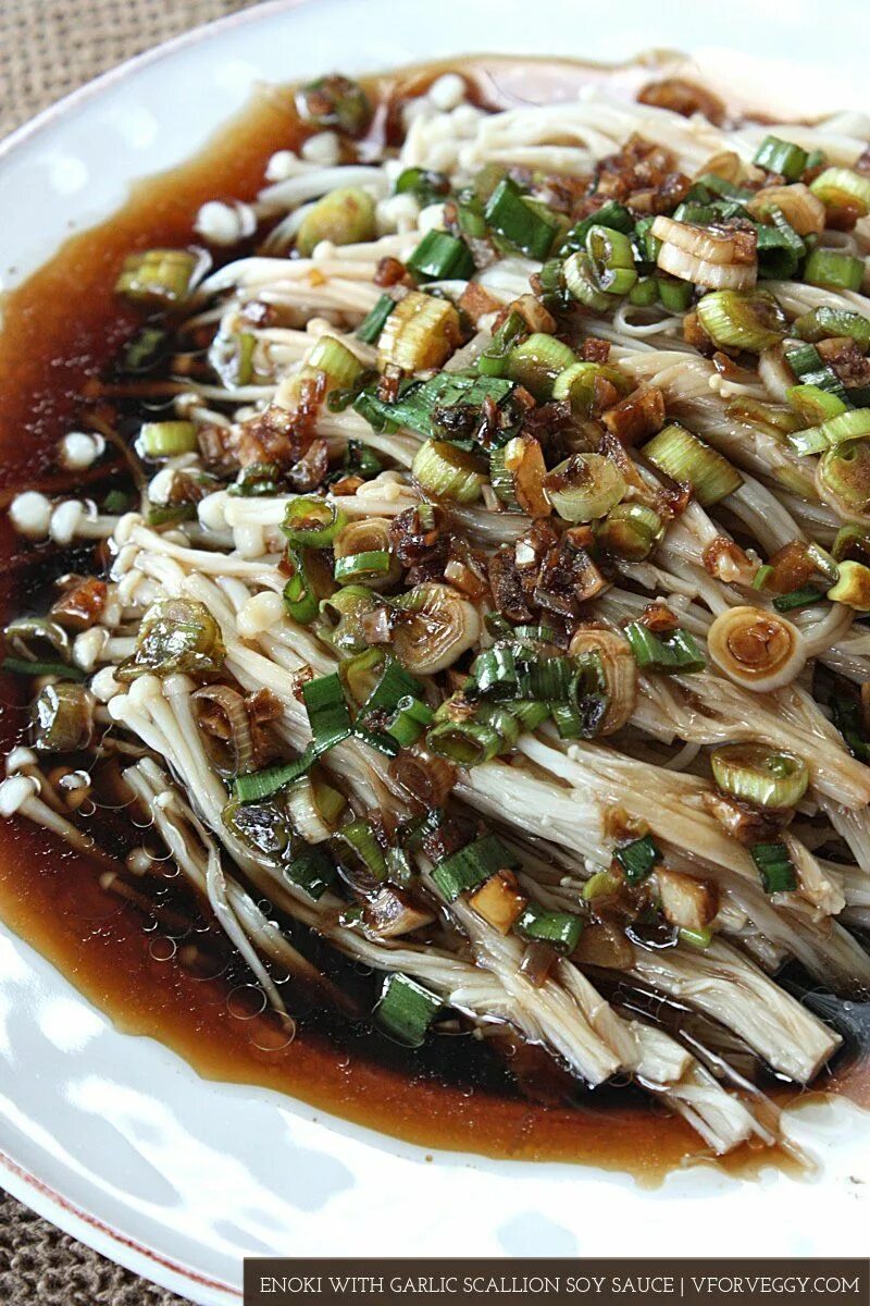 Грибы эноки рецепт на сковороде. Корейские грибы Эноки блюда. Корейские грибы Эноки острые. Корейски грибы Эноки. Корейские грибы Эноки в соусе.