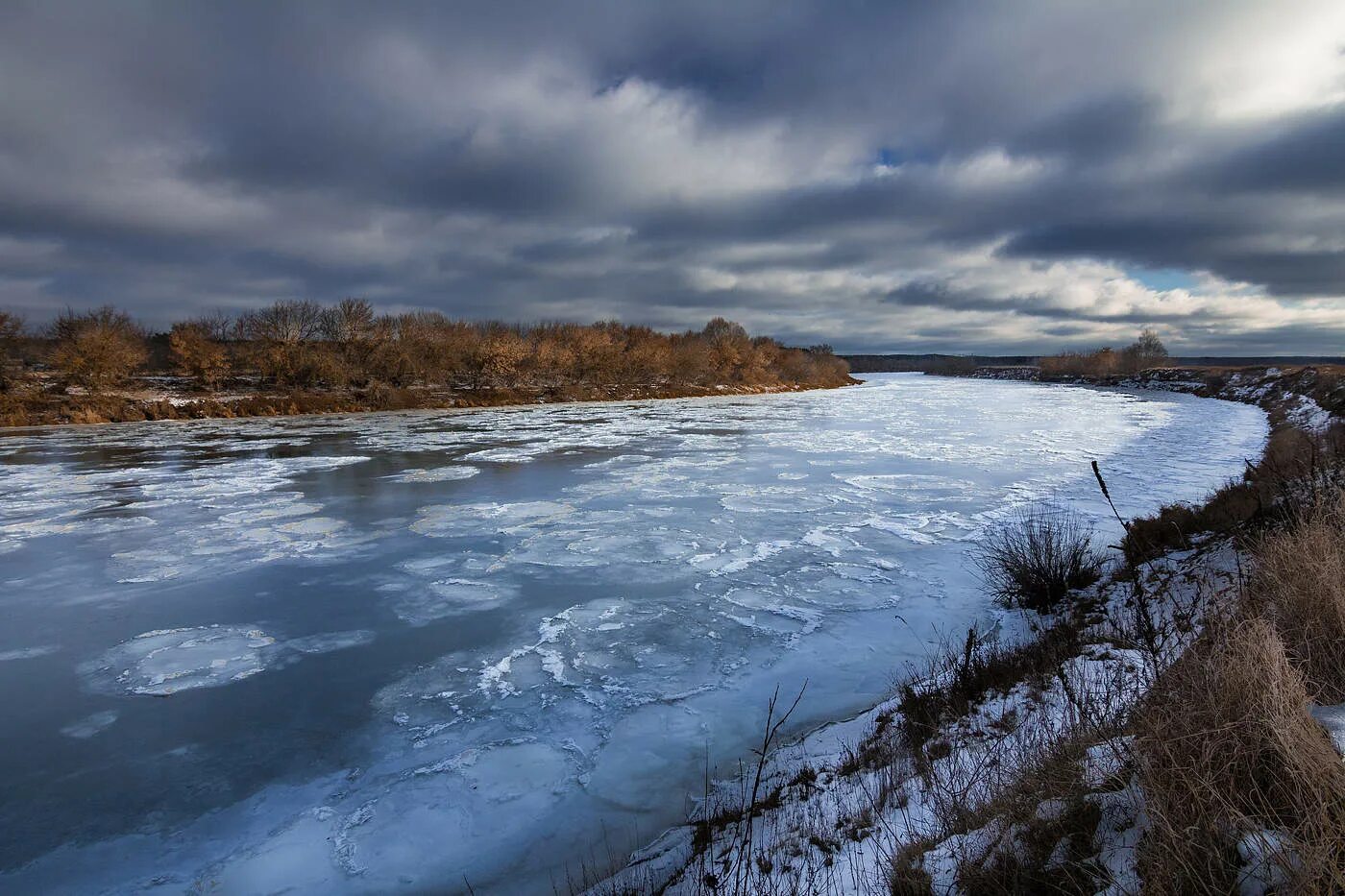 Какая речка холодно. Замерзшая река. Замерзшая река 2008. Мерзлая река. Река Маккензи зимой.
