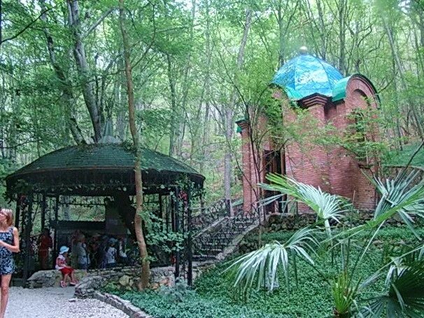 Неберджай и пустынь феодосия кавказского. Пустынь феодосия кавказского монастырь. Пустынь феодосия кавказского поселок горный. Святой источник преподобного феодосия кавказского поселок горный. Пустынь феодосия кавказского поселок горный.