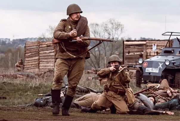 Боевая схватка. Солдат бежит. Три солдата.