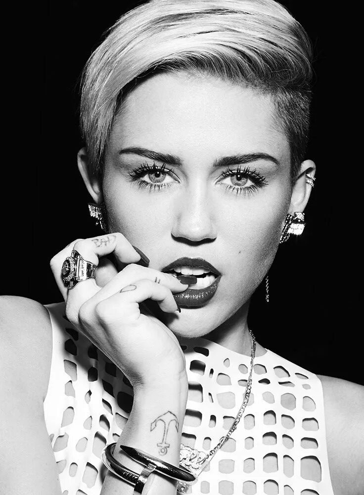 Майли май. Майли сайрус фотосессии. майли сайрус черно белое фото. cyrus gm. mac miley cyrus swatch.