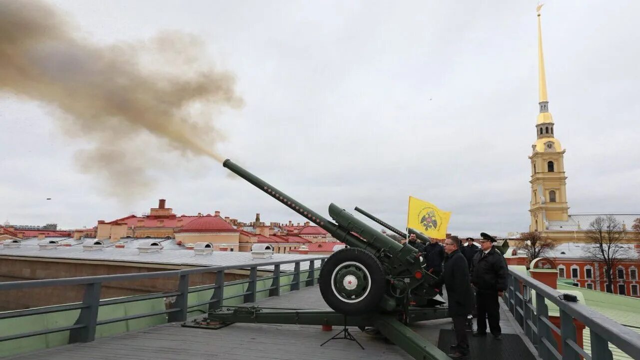 Петербург выстрелы. Пушки с Нарышкина бастиона Петропавловской крепости. Петропавловская крепость пушечный выстрел. Пушка в Петропавловской крепости в Питере. Залп пушки в Петропавловской крепости.