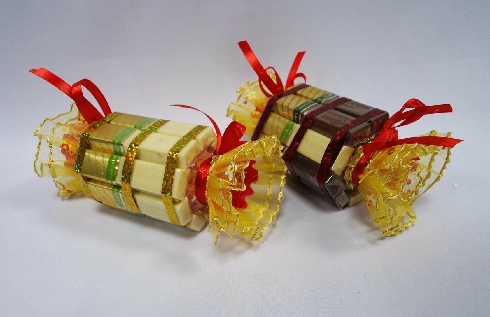Оформить сладости. Поделки из конфет. Подарок из конфет. Подарки из конфет на новый год. Новогодние подарки из конфет своими руками.