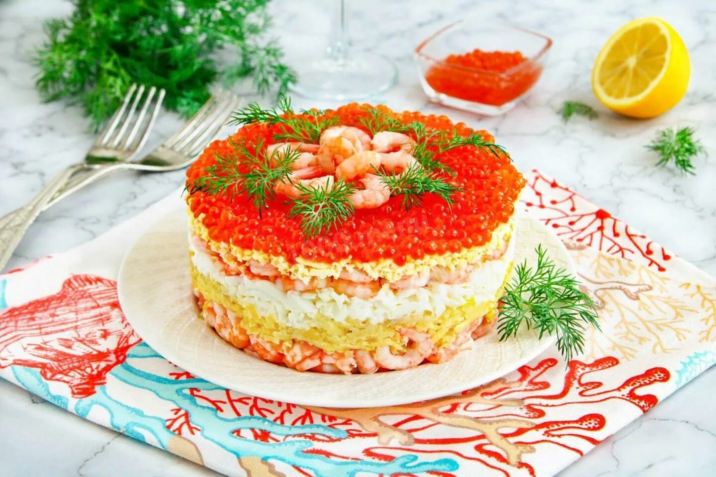 Салат царский. Салат с креветками и икрой. Салат морская жемчужина с красной икрой. Салат с икрой креветками и красной рыбой. Салат с кальмарами и красной икрой.