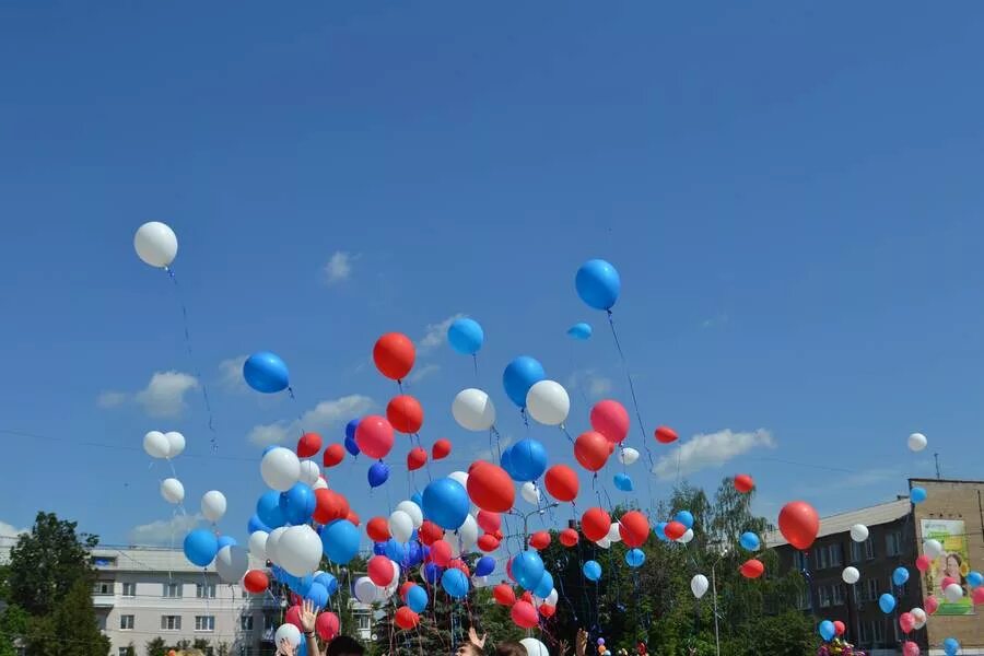 Выпускать в небо воздушные шары с гелием. Шары в небе 9 мая. Последний звонок шары в небо. Шары Триколор в небе. Синий шарик в небе.