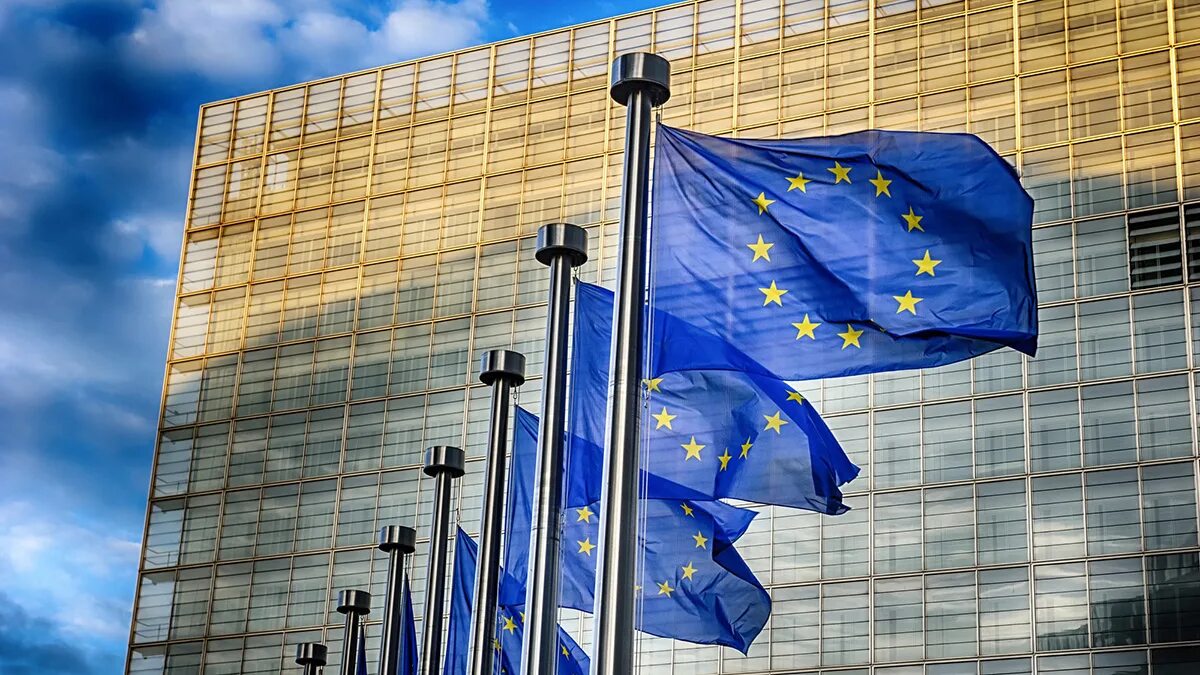 Евросоюз заморозил. Еврокомиссия. евросоюз санкции. комиссия евросоюза. флаг ес на здании.