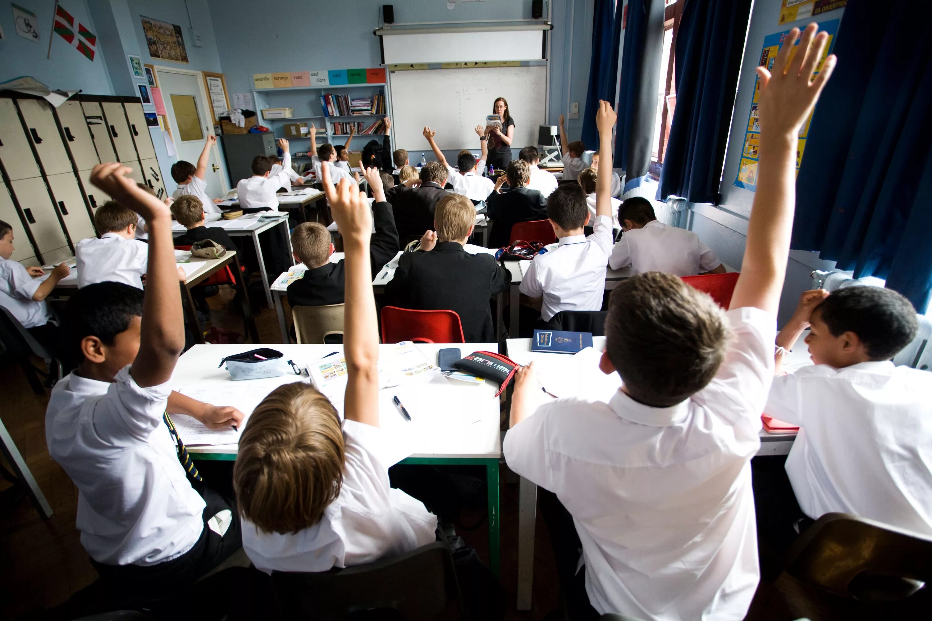 Secondary school pupils. Урок в американской школе. Начальная школа в Великобритании. Начальное образование в США. Школа в Англии уроки.