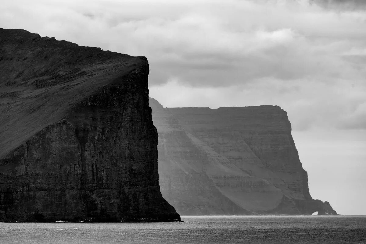 Черный клиф. Утёс у моря вид с боку. Утес черно белый. Белый Утес. Black Cliff Rock.