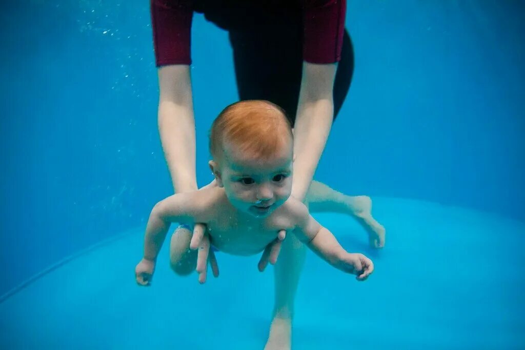 бассейн для детей 4 лет. аквапузики калининград. бассейн на панина калининград. плавание аквапузики. аквапузики логотип.