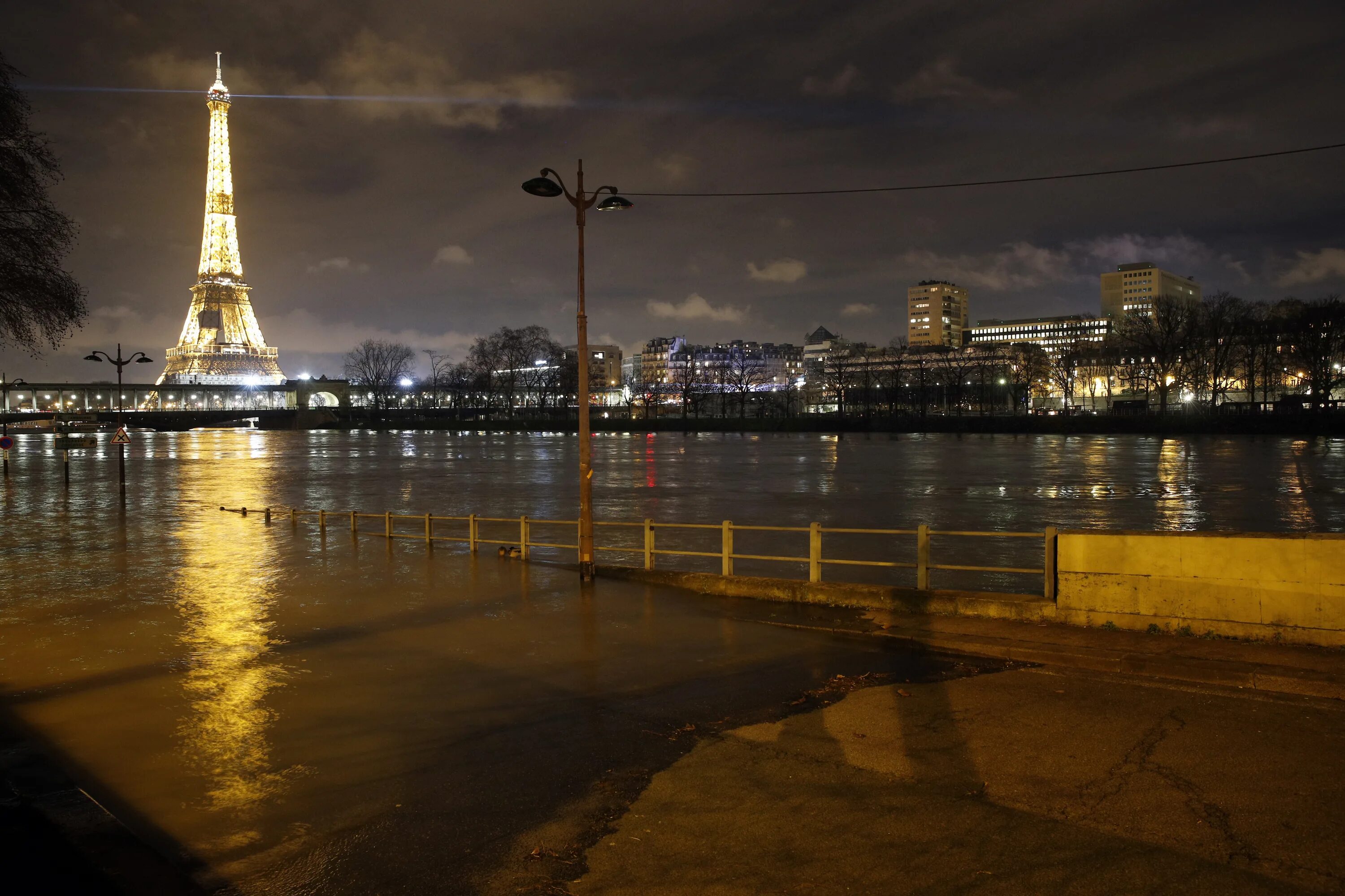 Burst banks. Река сена. Река сена ночью летом. Дождь в Париже фото. Paris seine.