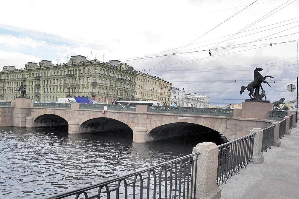 Аничков мост через какую реку. Аничков мост в Санкт-Петербурге. Аничкин мост в Санкт-Петербурге. Питер Аничков мост. Набережная Фонтанки Аничков мост.