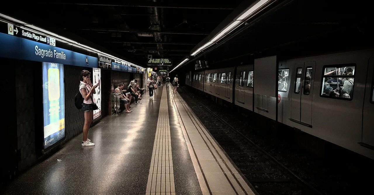 Paral·lel station - Wikipedia