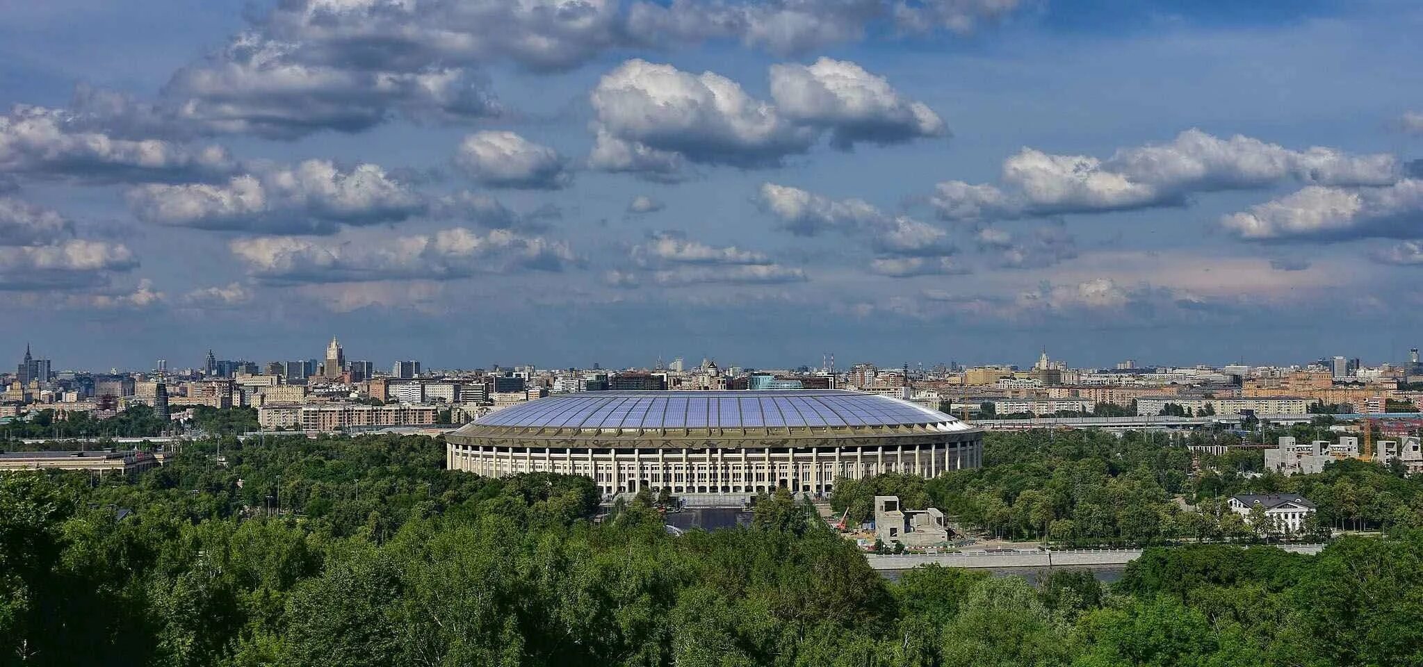Площадка на воробьевых. Смотровая площадка мгу воробьевы горы. смотровая площадка на лужники мгу. воробьевы горы смотровая площадка панорама. вид на москву со смотровой площадки воробьевы горы.