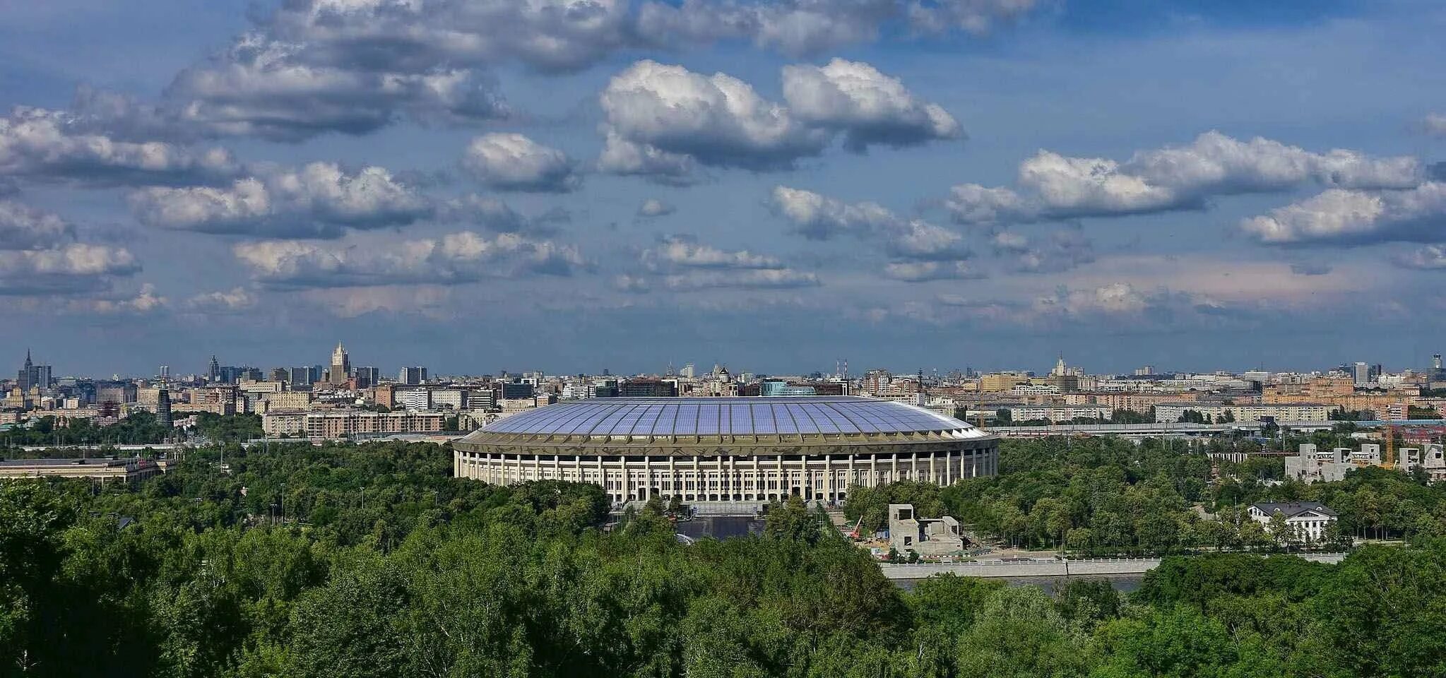 Воробьевы горы москва площадка. Смотровая площадка МГУ Воробьевы горы. Воробьевы горы смотровая площадка панорама. Смотровая площадка на Лужники МГУ. Вид на Москву со смотровой площадки Воробьевы горы.