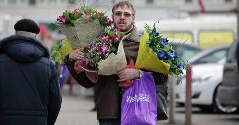 Бывший дарит букет