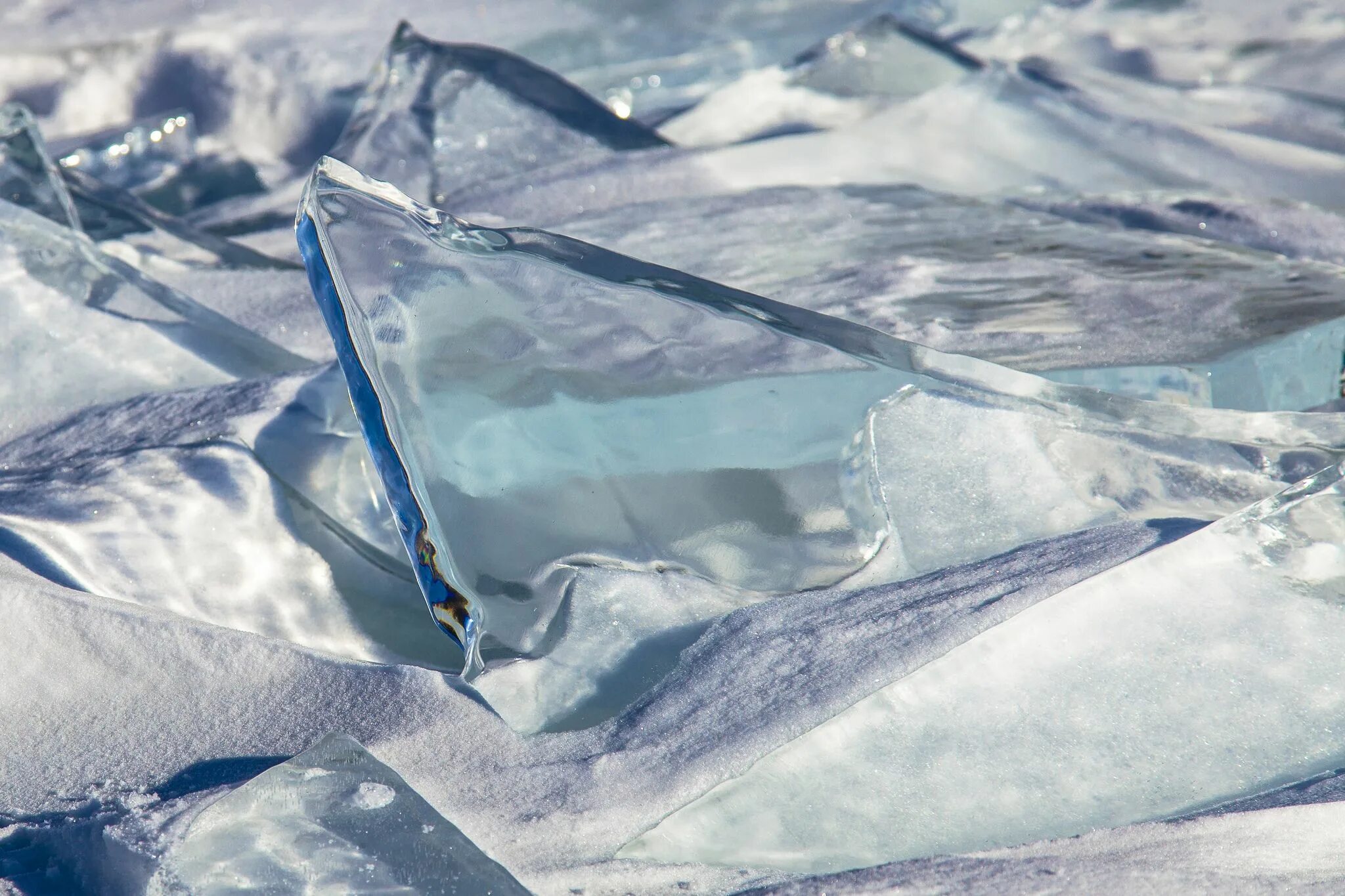 Бирюзовый лёд озера Байкал. Бирюзовый лед Байкала. Кристально чистый лед Байкала. Кристальный лед Байкала.