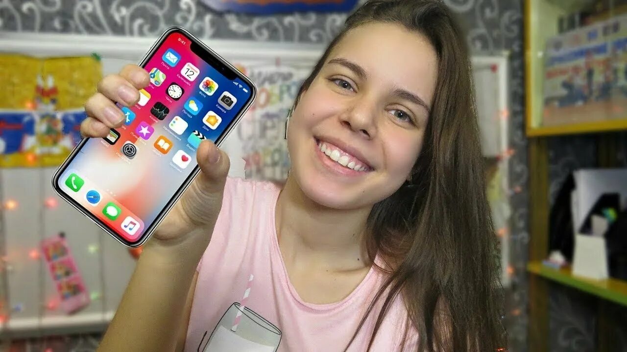 Дай айфон 13. Айфон 12 для девочек. Айфон в подарок. Ребенок с айфоном. Iphone 13 в руке.