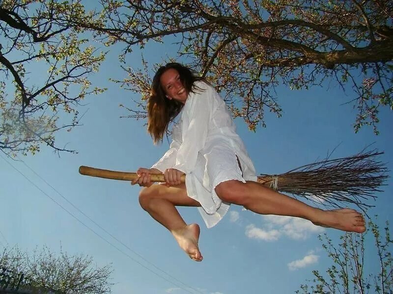 Женщина села на голову. Женщина на метле. Летающая женщина. Фотосессия с метлой. Женщина летает на метле.