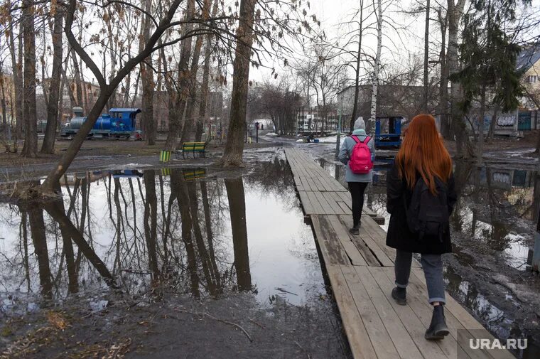 Финский парк псков. Северный парк затопило. Северный парк затопило. Паводок барнаул. Затопило парковку.